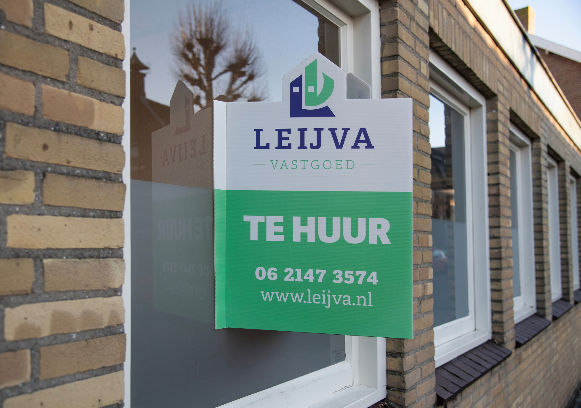 TeHuurbord aan gevel